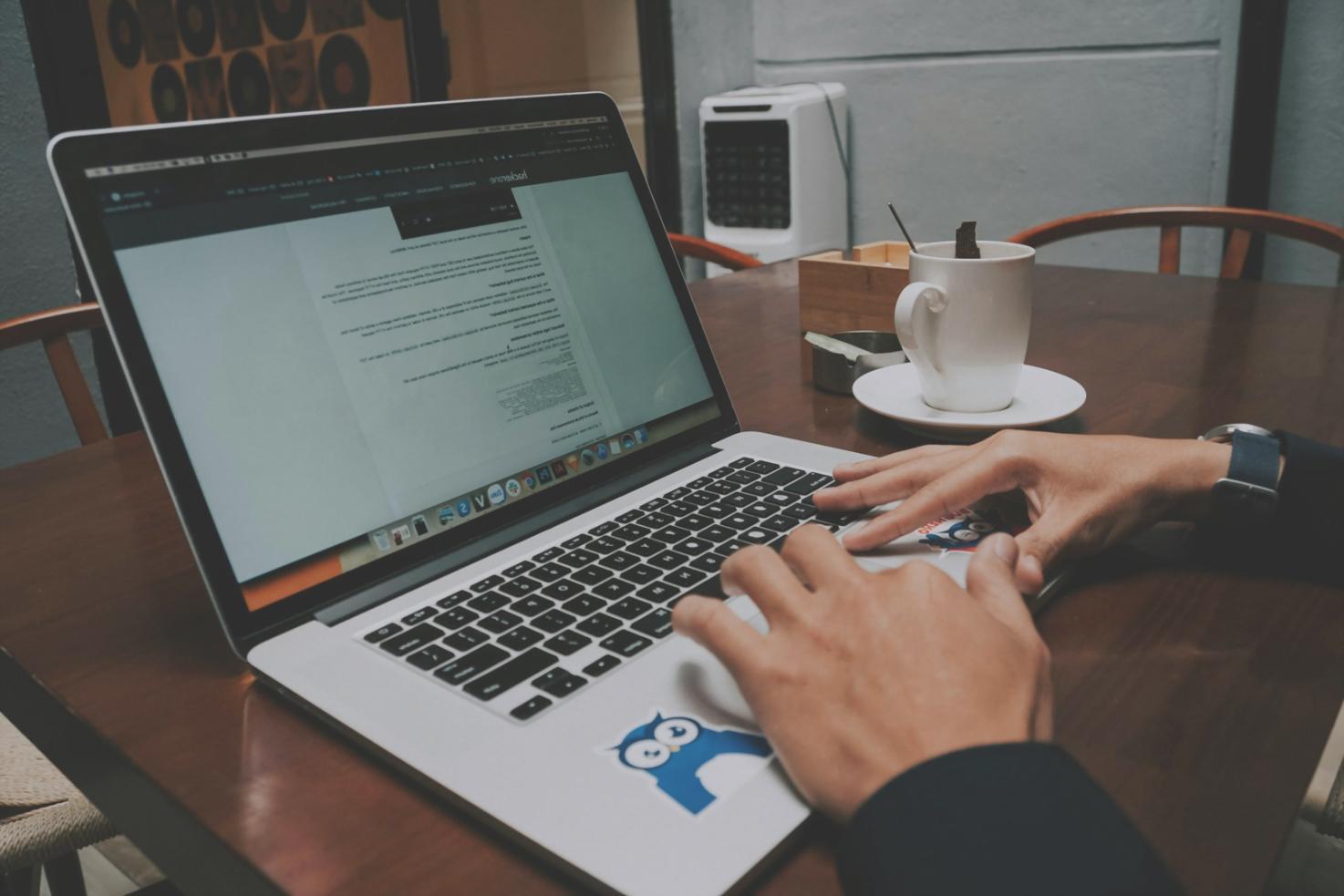 Persone che interagiscono in modo autentico durante una sessione di gruppo