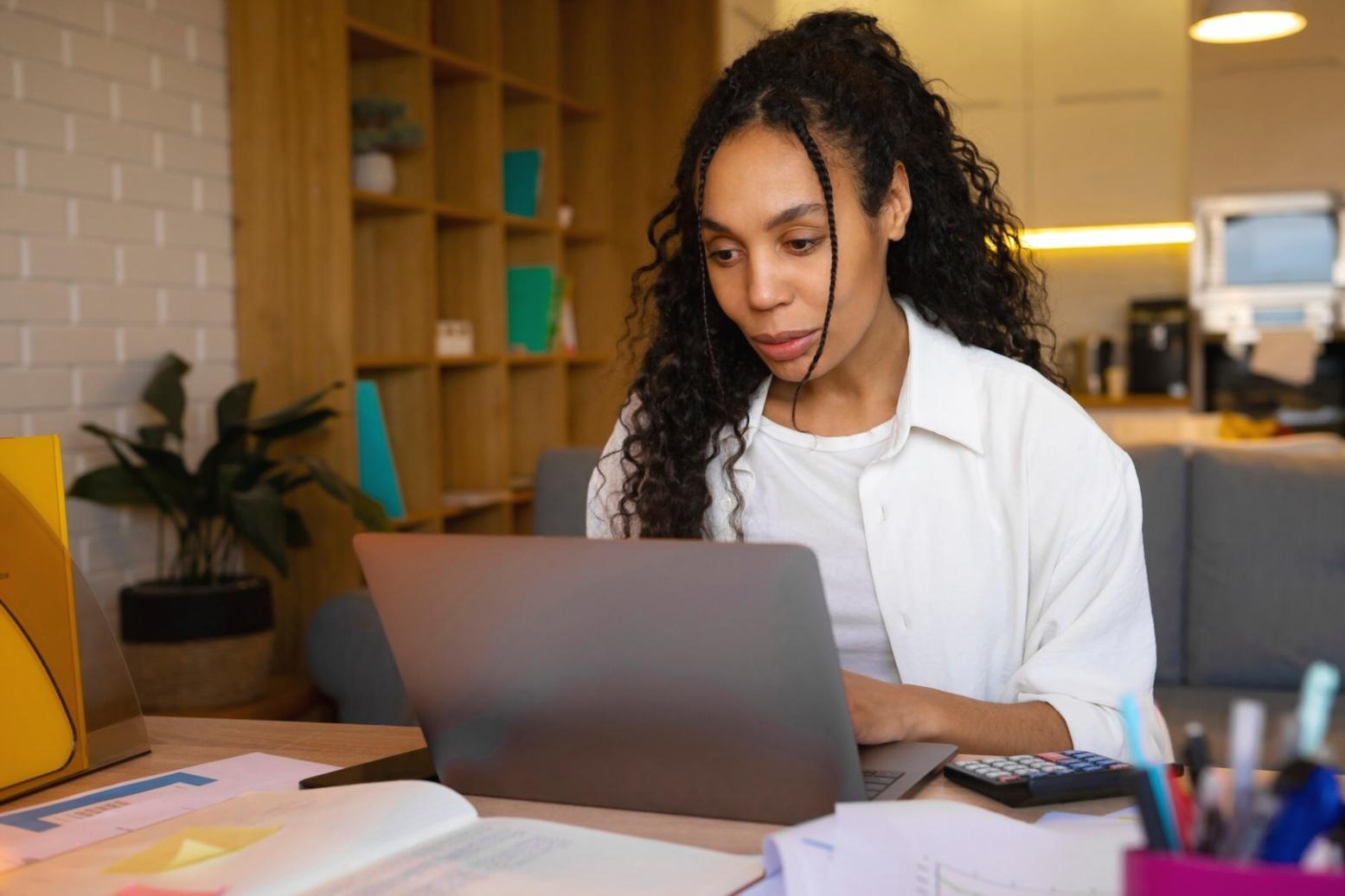 Gruppo di persone che partecipa attivamente a una dinamica di comunicazione